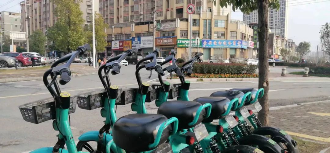 老板娘好心让女孩子手机充电,老板娘好心让进店充电