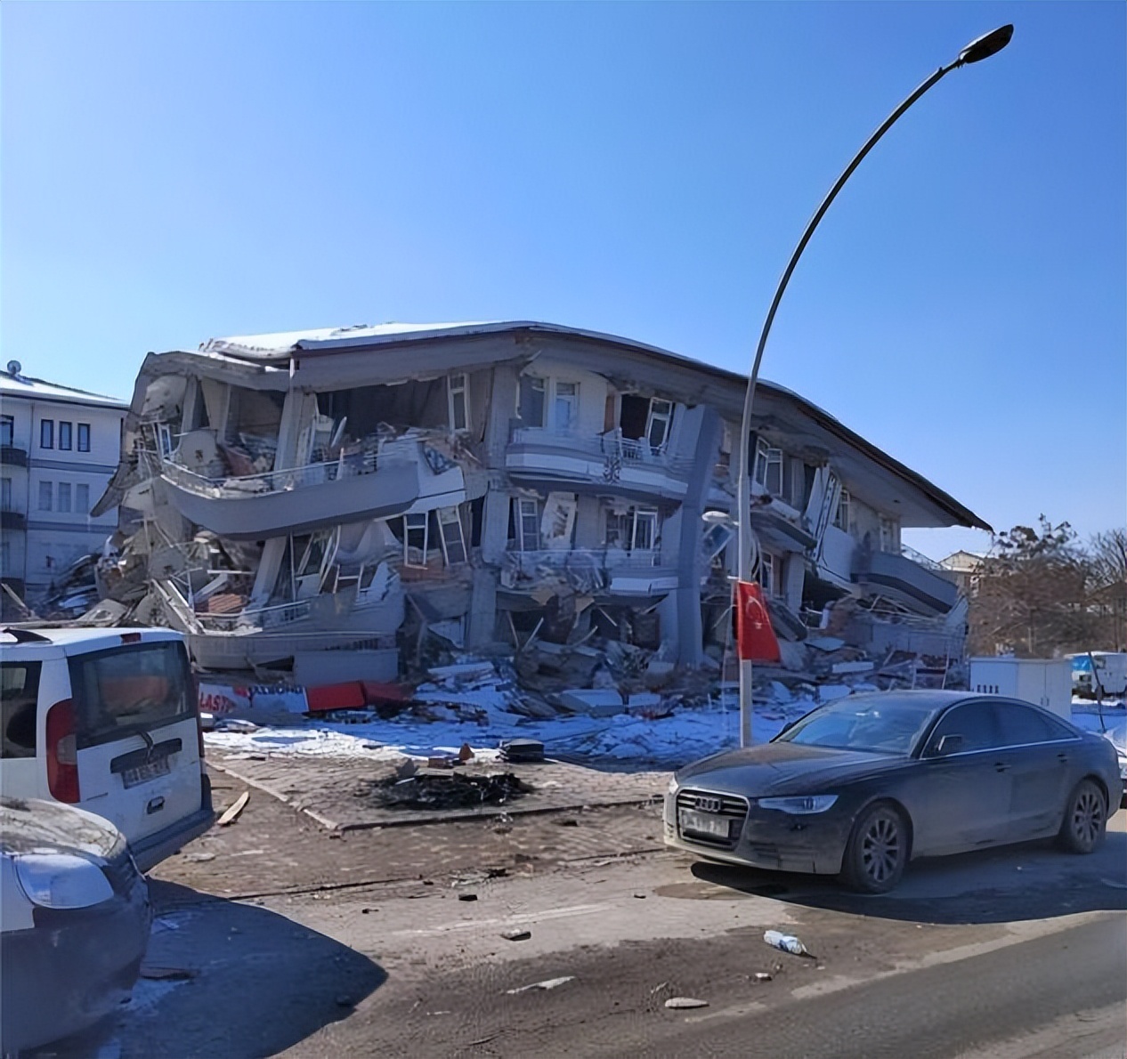 臭袜子，破内衣？美日韩捐奇葩物资，土耳其灾民：不想捐可不捐！