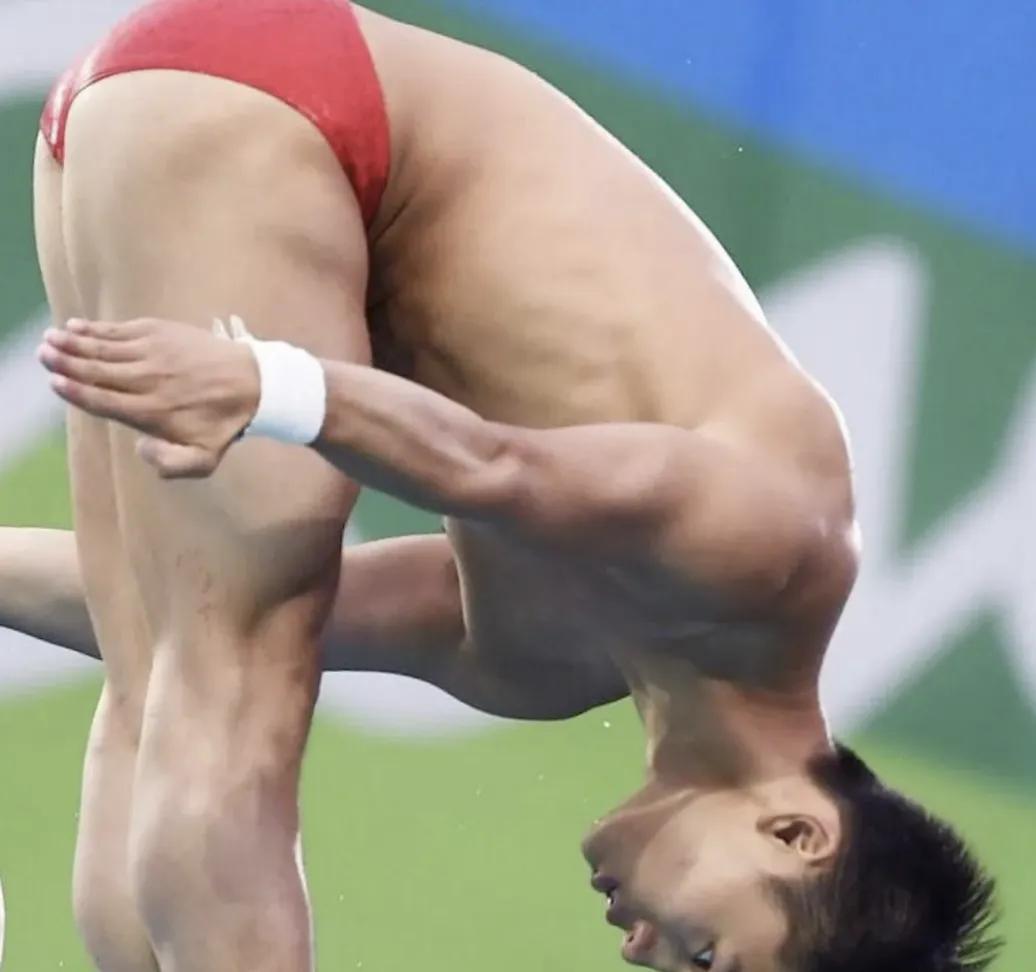 陈艾森双人默契跳水,陈艾森跳水队腹肌