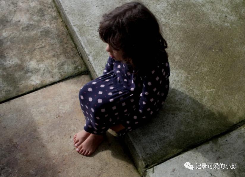 4岁女童尿尿巨痛，邻居阿姨掀开衣服，惊讶到捂嘴，随后直接报警