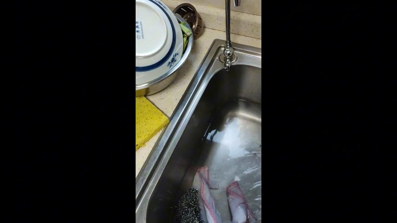 淮安华德力换厨房水龙头,厨房下水管改一下!