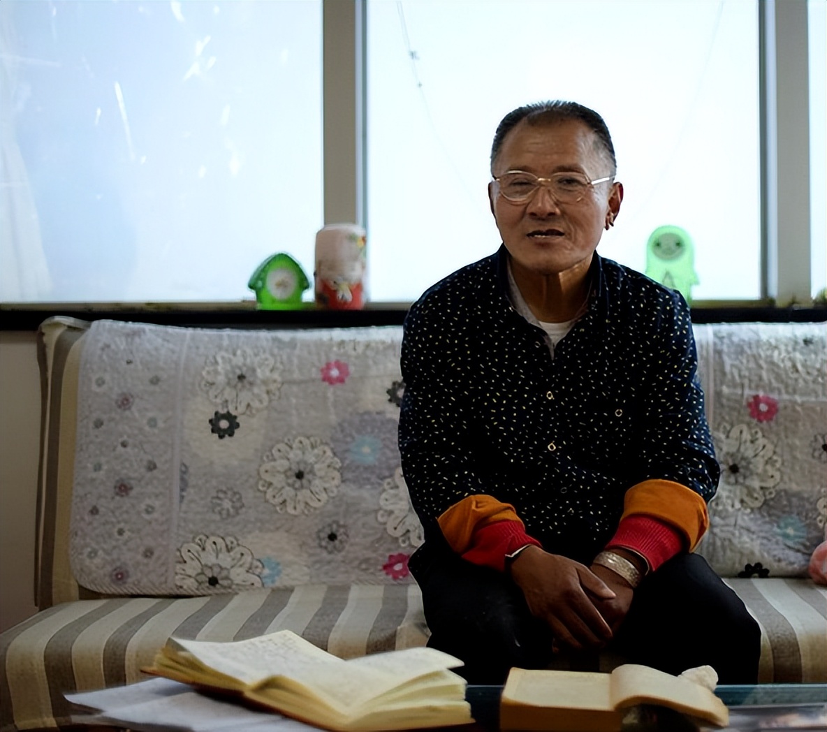 66岁“异装癖”男人：捡垃圾20年还清18万，自称不想讨好这个世界