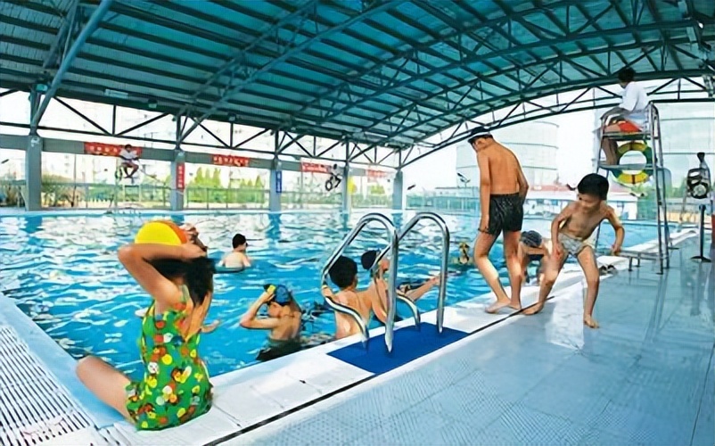 新手小白学游泳教程,新手学游泳先学什么泳姿