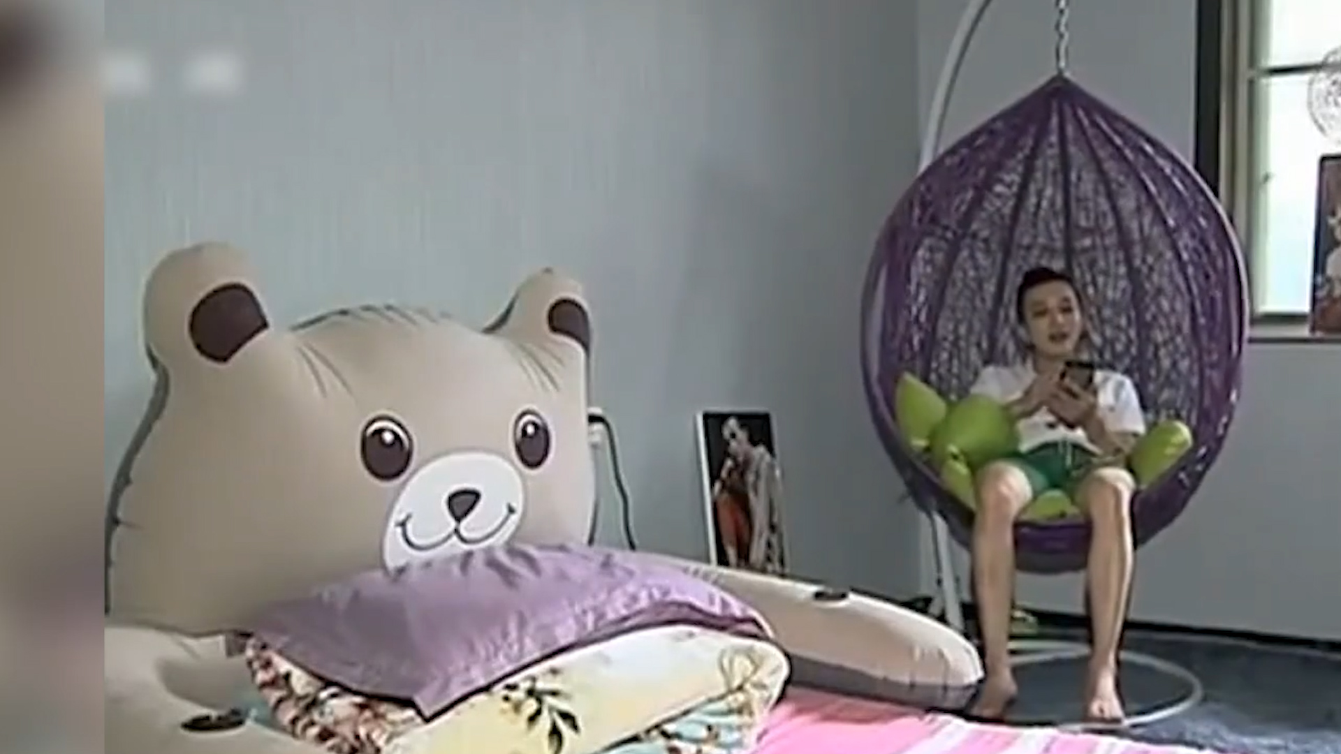 四川一男子扮女装,四川小伙沉迷女装