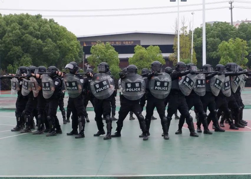 小萌娃应邀进警营警彩体验零距离,警彩少年平安校园