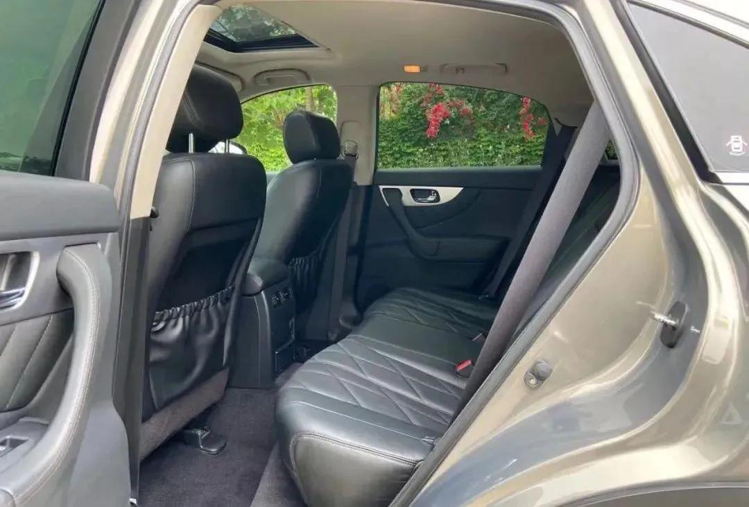 怪兽suv越野车,西装暴徒汽车suv英菲尼迪fx35