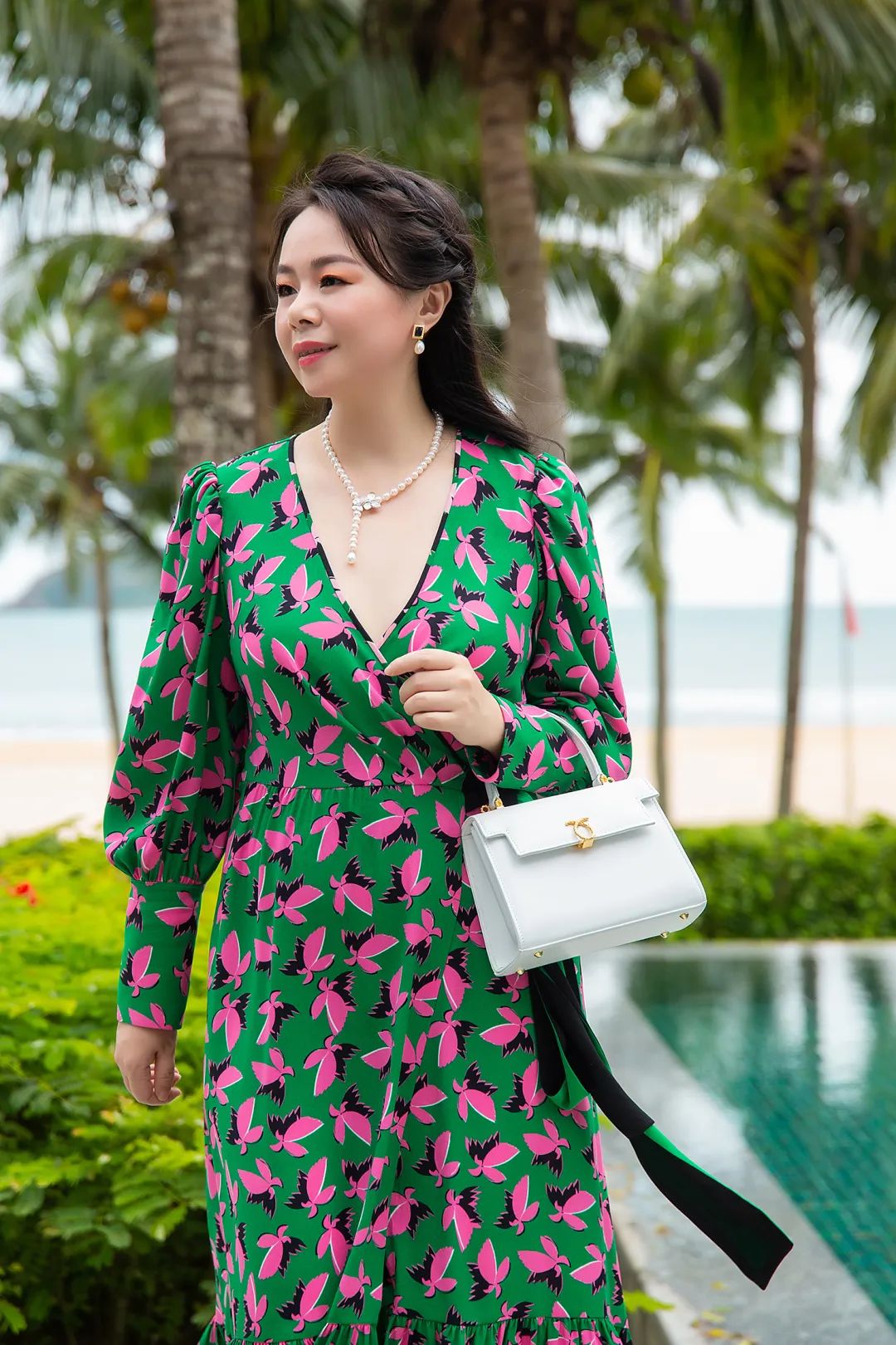 英国女王背爱马仕,英国女王背的香奈儿包包