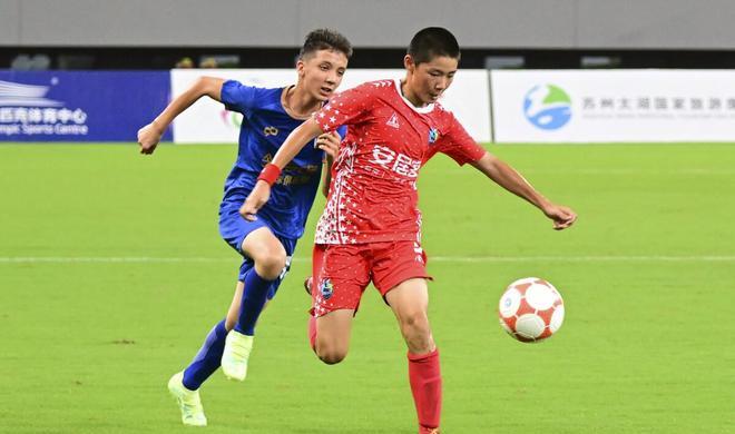 足球小将大空翼接吻,足球少年队员拥抱视频