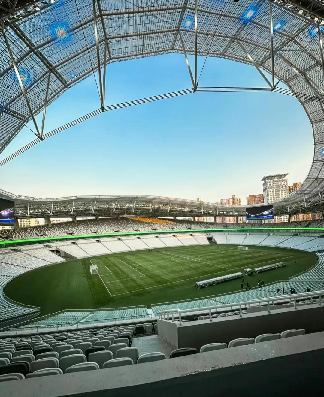 最大的体育场能容纳多少人,中国最大的10个体育场