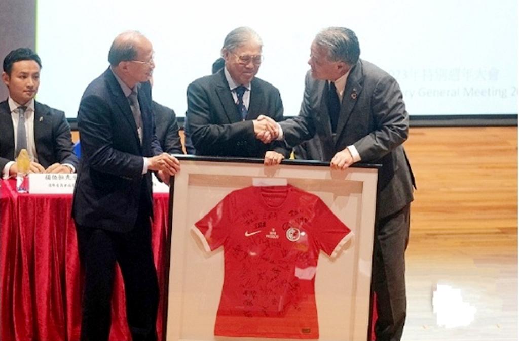 霍启山当选香港足球总会主席，郭晶晶公公霍震霆亲自到场助阵