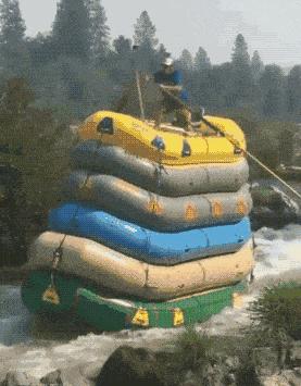 妹子注意点吧，你这姿势太不雅观了，在公共场合还是收敛点吧。