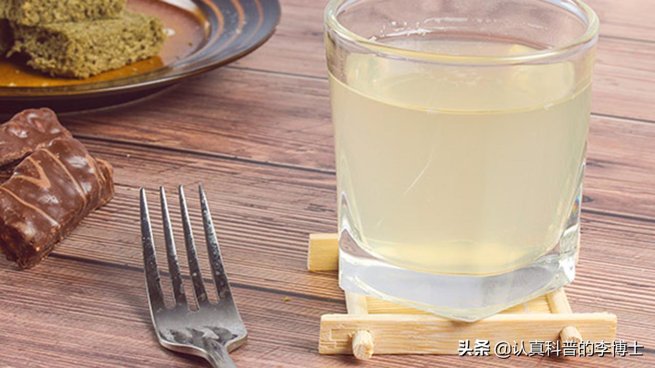 50岁左右饮多少水更为健康,50岁后想防病切记这5种水喝不得