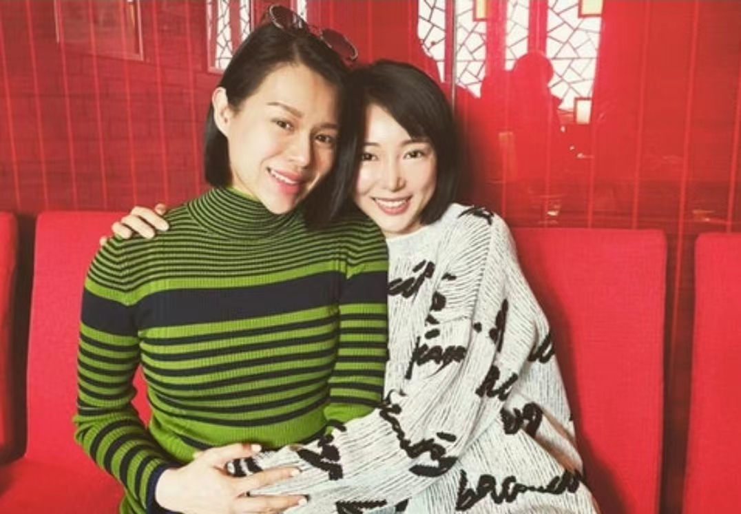 好心做坏事！TVB前女星带女儿郊外大量放生牛蛙，被网友批没常识