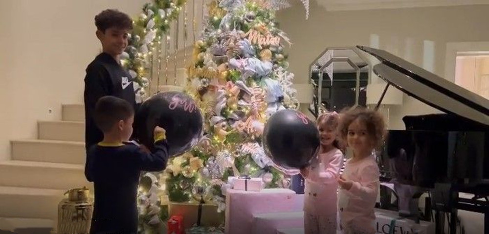 c罗是怎么保住三个孩子的,c罗龙凤胎儿子夭折球迷鼓掌