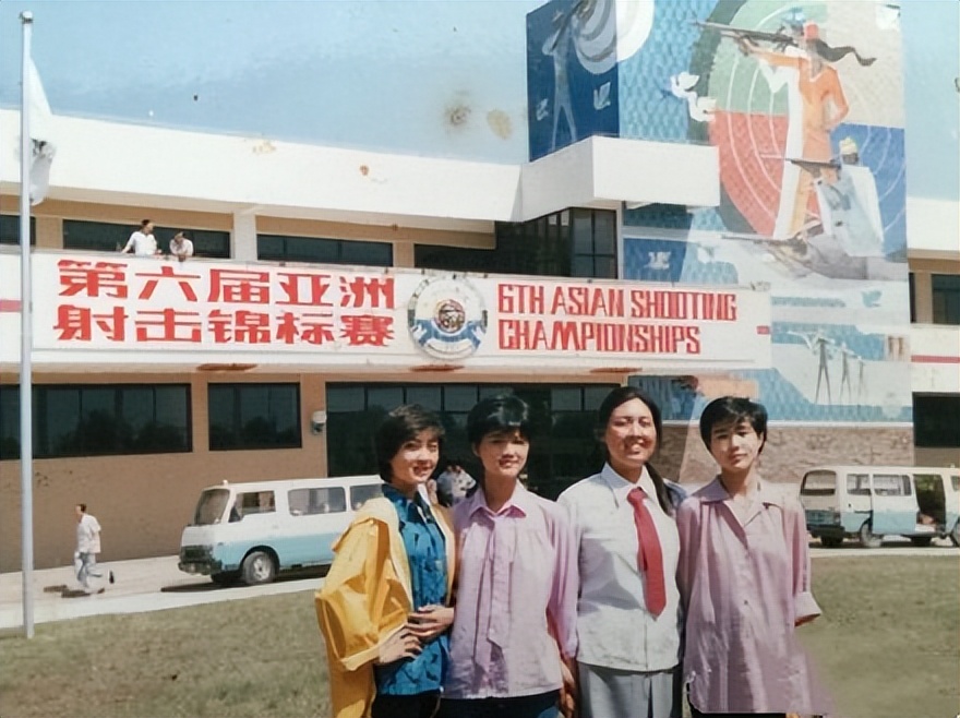 牛莉一家三口近照曝光,牛莉晒一家三口照片