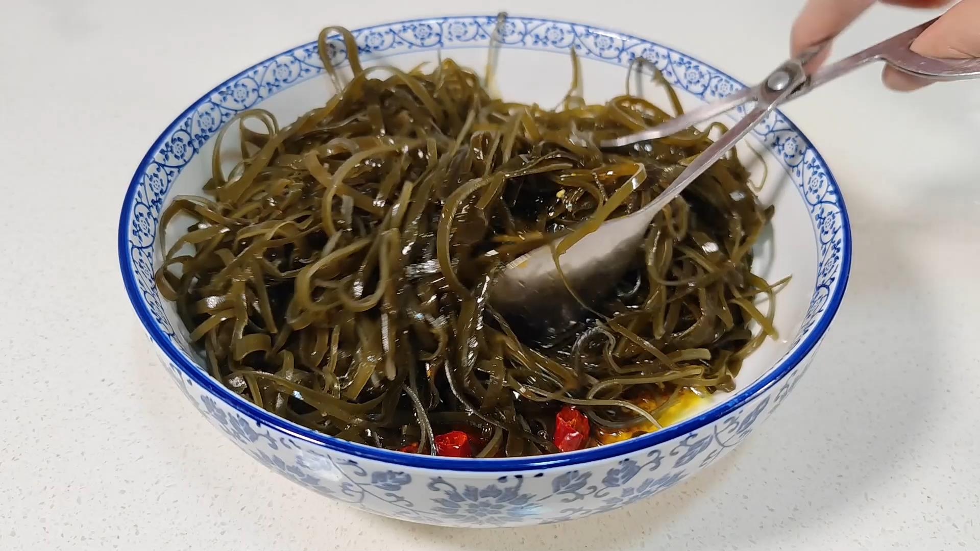 海带丝怎么快速去咸味,凉拌海带怎么去海带的腥味