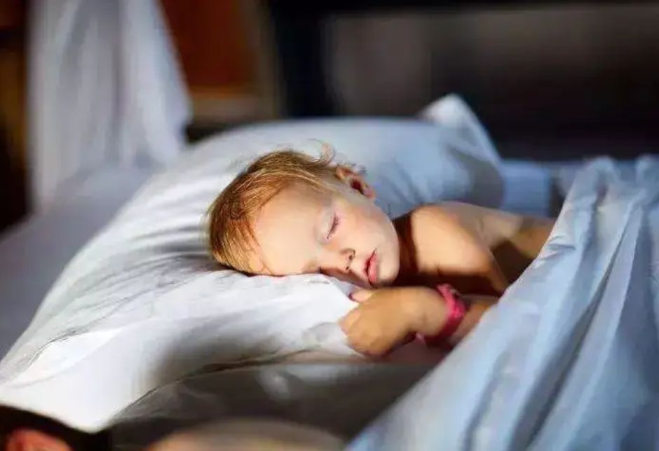 宝宝一吃母乳就“犯困”，刚喂着又醒？“边吃边睡”可能影响发育