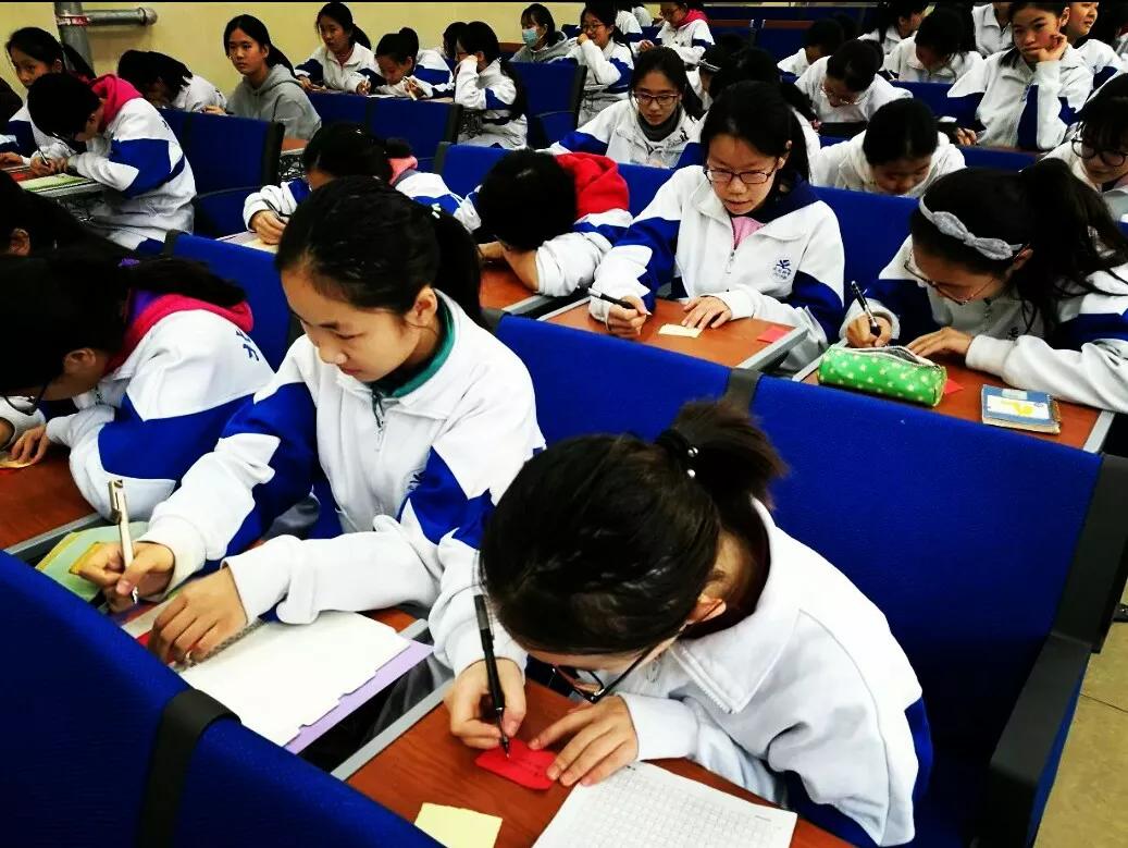 写一篇你的目光为题的作文600字,给你一双新的眼睛作文