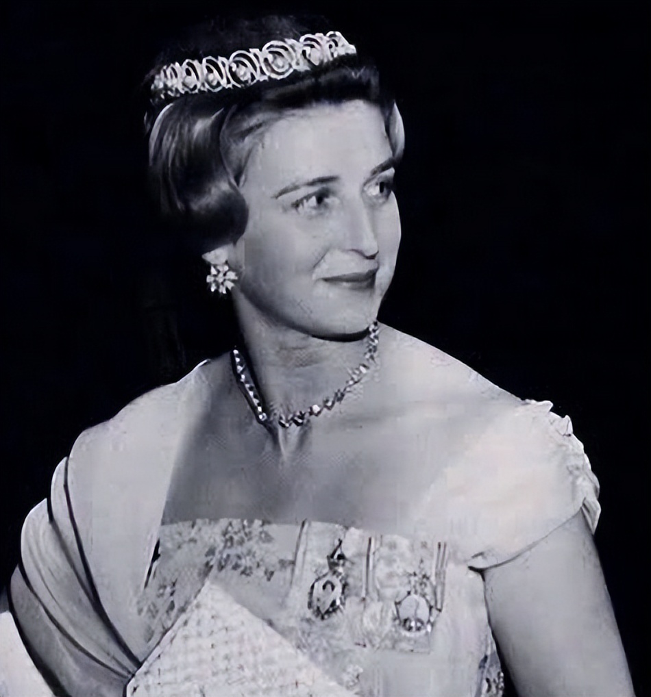 英国皇室最大的两顶王冠,英国最重的王冠