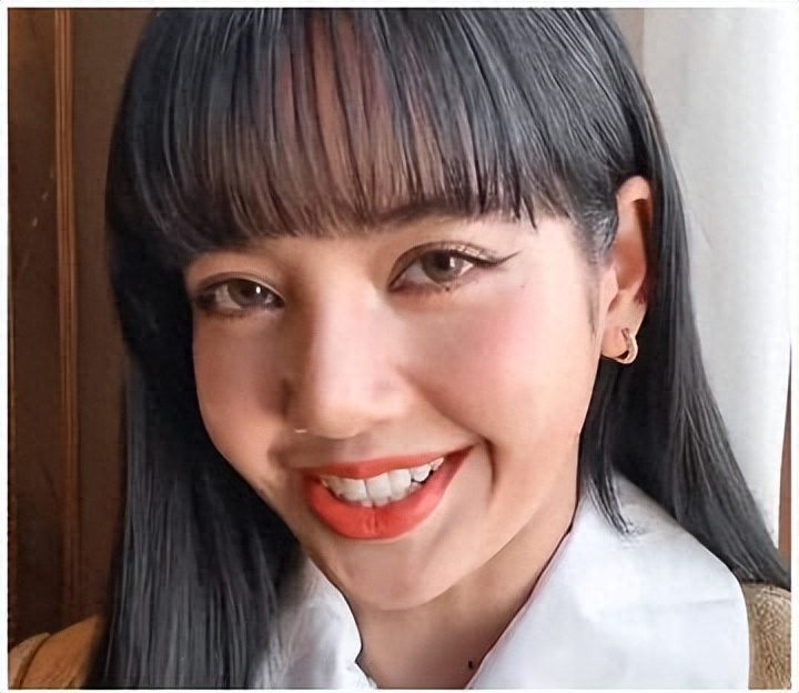 Lisa夜总会演脱衣舞，和世界首富之子恋爱，为嫁豪门放飞自我