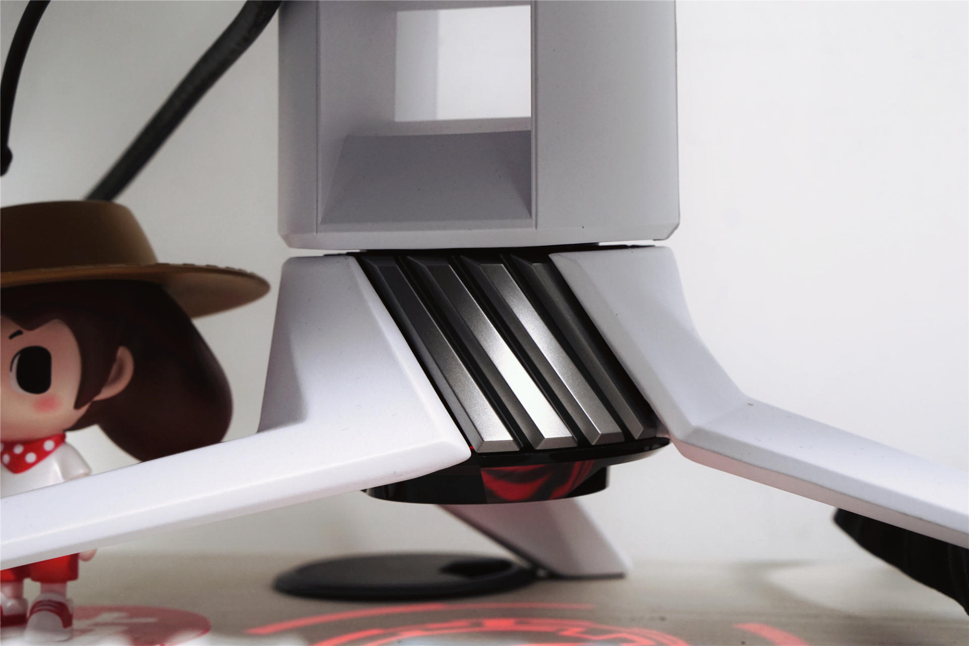 疫情期间居家找事做,耗资2W+打造纯白系居家办公桌面