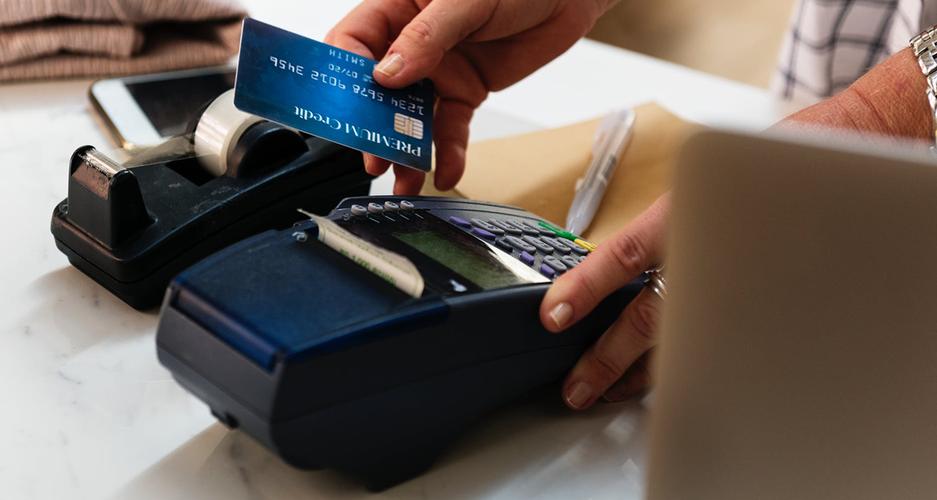 18年浙江快递小哥结识“亿万富豪”，帮送货险些倾家荡产，咋回事