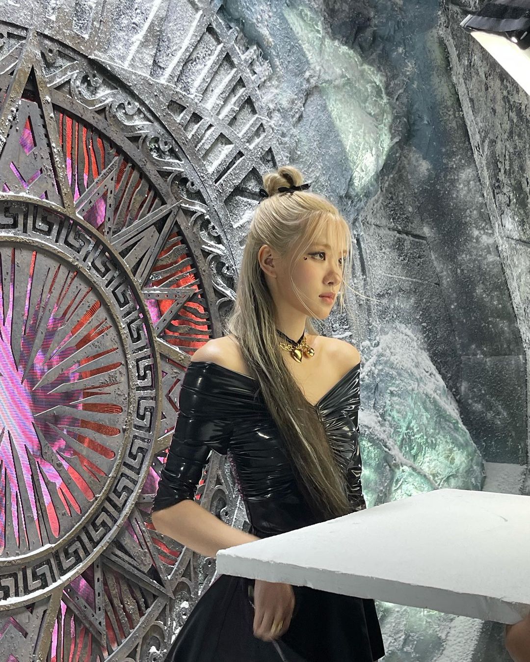 把头发都弄乱了,把头发稍微弄卷一点