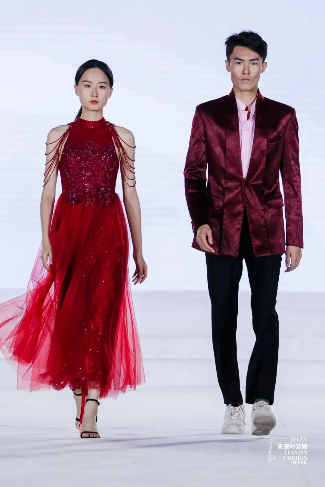 皮尔卡丹2023年新品时装秀,同心筑梦新征程天津