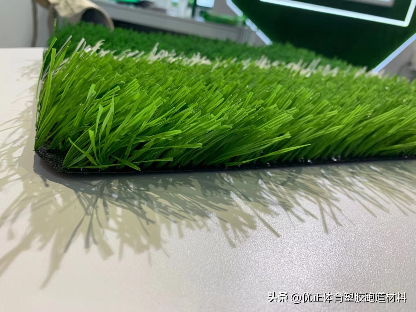 足球场假草坪施工多少钱一平方,假草坪足球场每平方价格多少钱