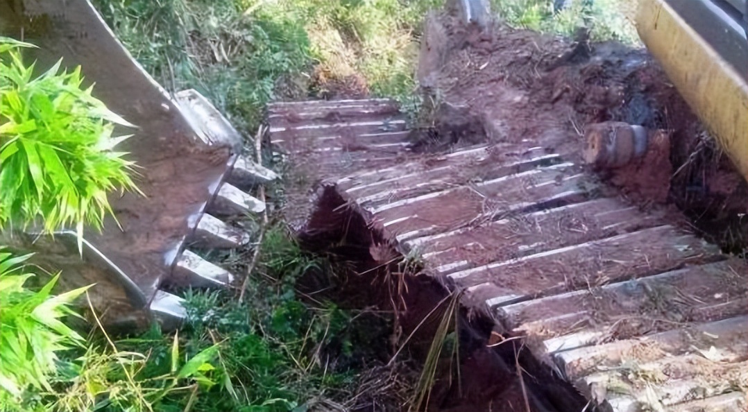 挖掘机老是掉履带什么原因,挖掘机导向轮履带往内掉了怎么办