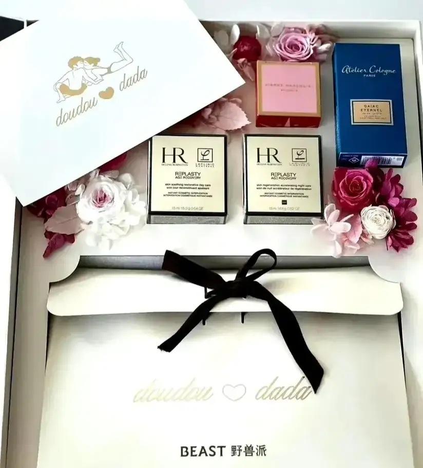 胡歌公布女儿小名，百天宴伴手礼超两千元，为喜糖礼盒扳回一局