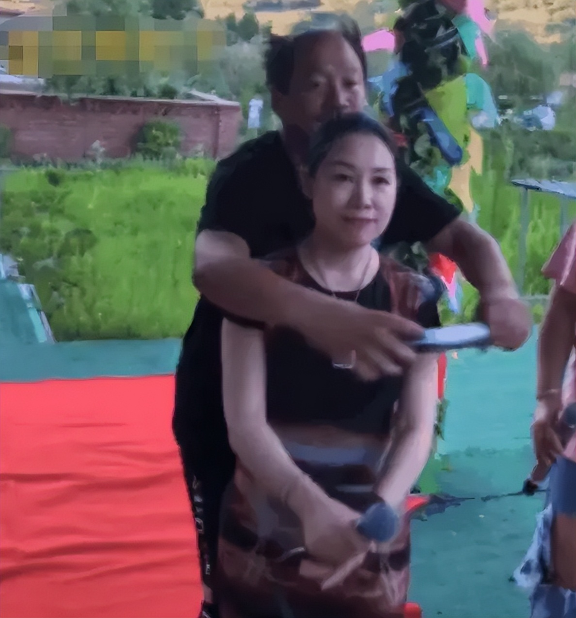 关婷娜近照明显发福，与唐鉴军合唱情歌，男方搂靠女方肩膀惹争议