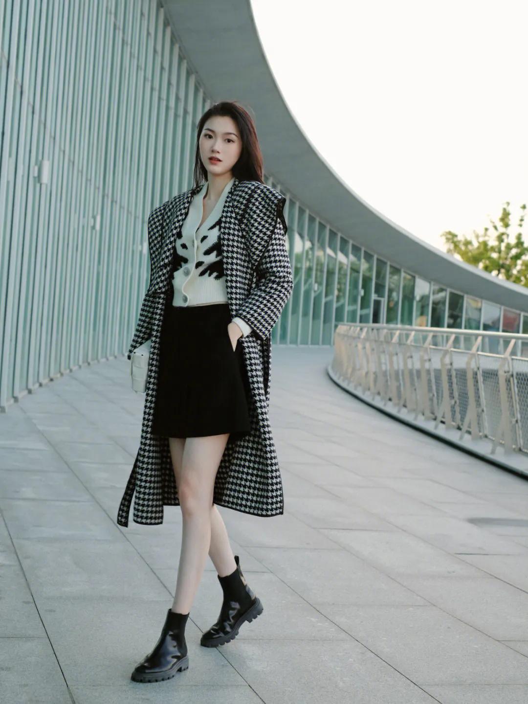 轻灵千鸟格，不会皱的大衣