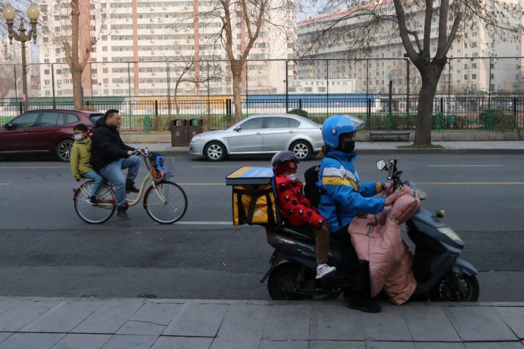 火锅店老板娘破产带着*女幼**跑闪送，每天挣够200元就回家