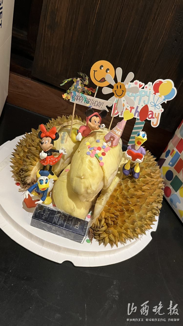 榴莲、口红……太原一“90”后女子为闺蜜制作创意生日礼物引围观