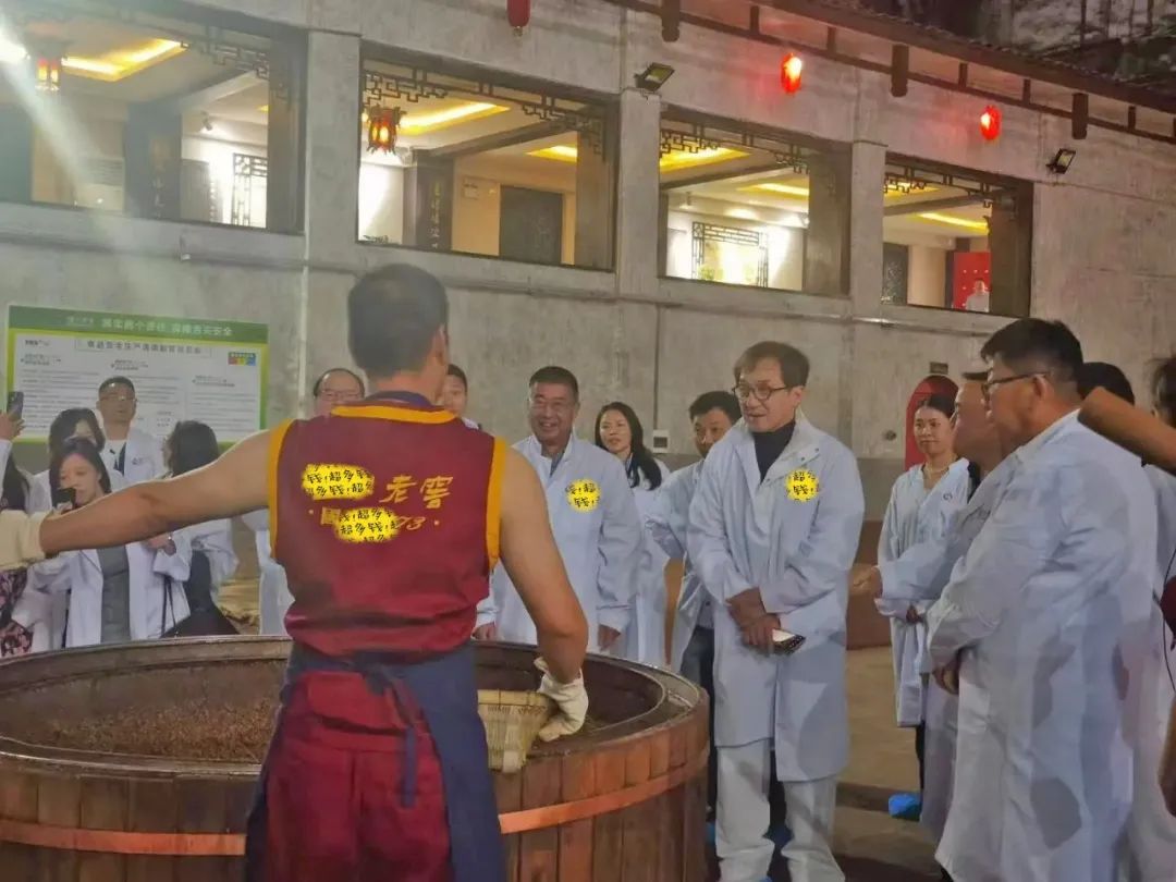 成龙颁奖典礼调侃曾志伟,成龙颁奖典礼被调侃