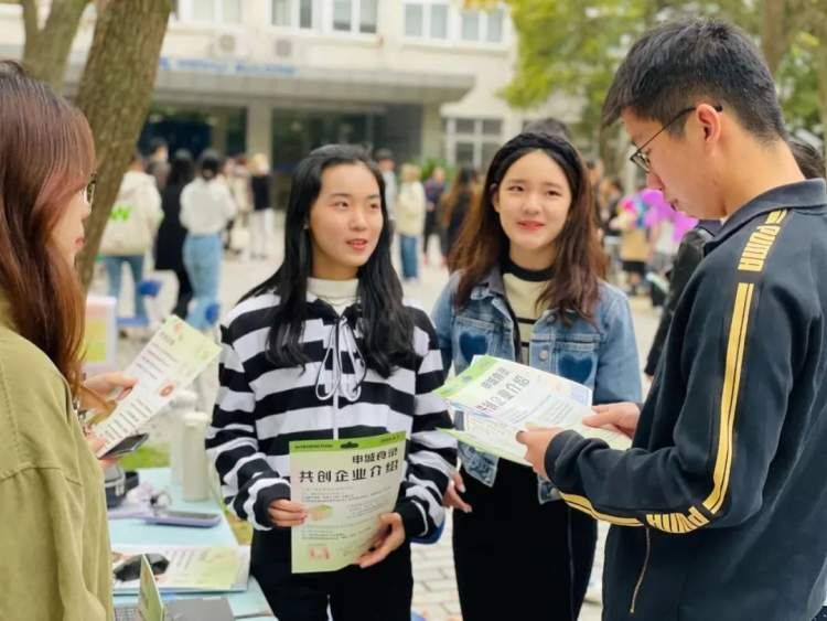 非遗咖啡、虚拟主播.....上大这场点子集市,创业的灵感火花四溅