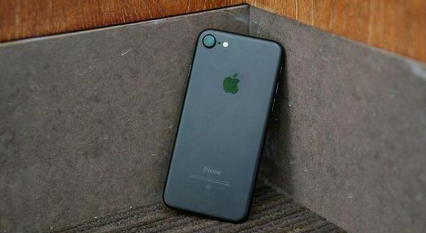 扛不住了？苹果宣布重要决定，外媒：中国用户不愿意买了