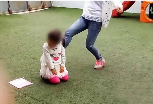 幼儿园孩子被老师虐待后怎么处理,孩子在幼儿园被老师虐待如何处理