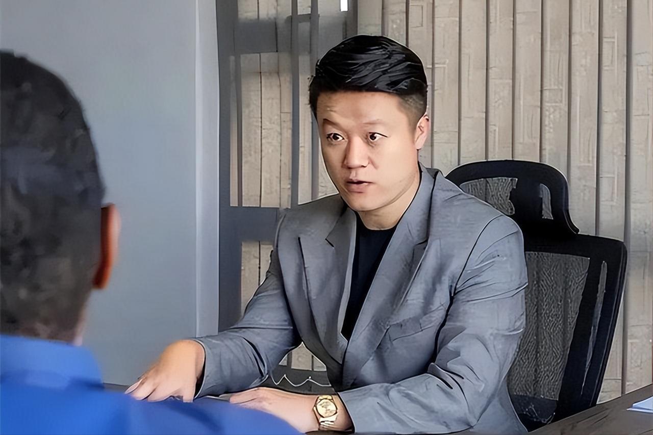 “非洲土皇帝”王垚，生活奢靡居然还被官媒表扬，背后果然不简单