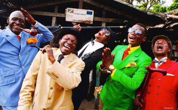 吃着馊掉的食物，透支生活也要买阿玛尼，萨普人为何如此？