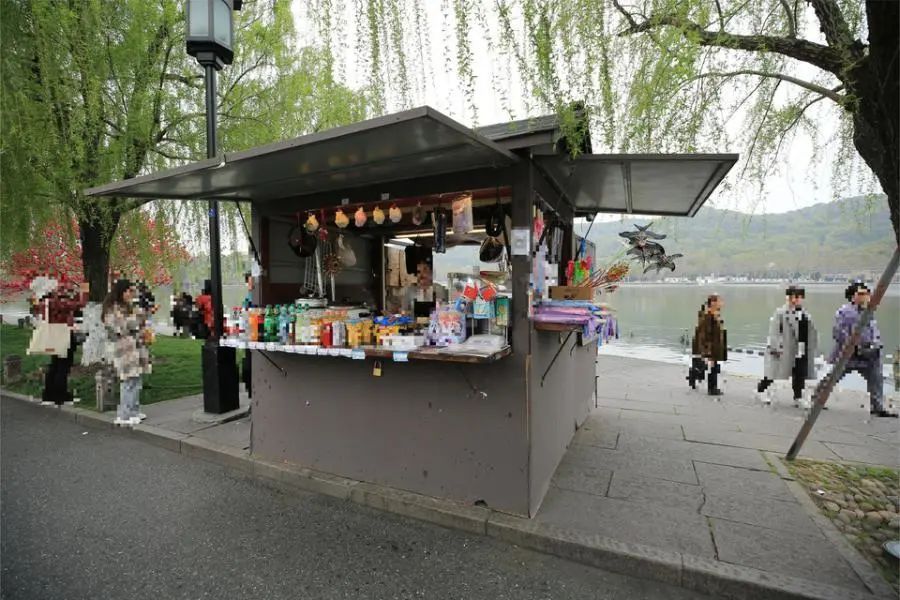 西湖旁小商亭租金引热议,西湖小商亭拍出天价租金