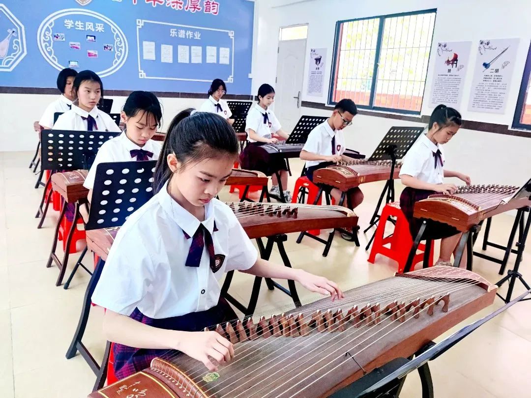 石碣四海学校和东盈学校哪个好,石碣四海学校2023年学费多少钱