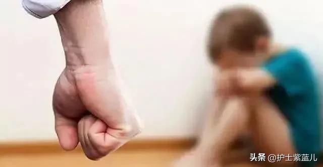 太惨了！孩子的胃被一脚踢爆裂了！那个父亲，他怎么如此残忍