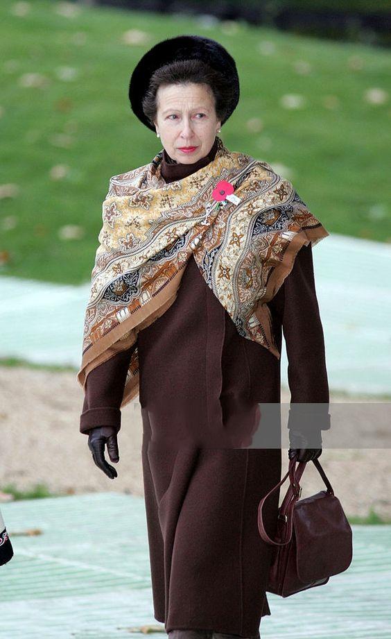 这位公主奶奶太会穿：72岁穿金戴帽，优雅贵气一眼看见