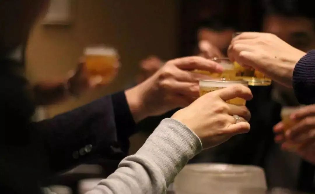 和大人一块喝酒有哪些规矩,和大人喝酒礼仪及说话技巧