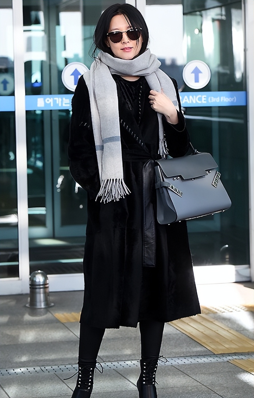 李英爱穿大衣图片,李英爱黄皮夹克配裙子穿搭