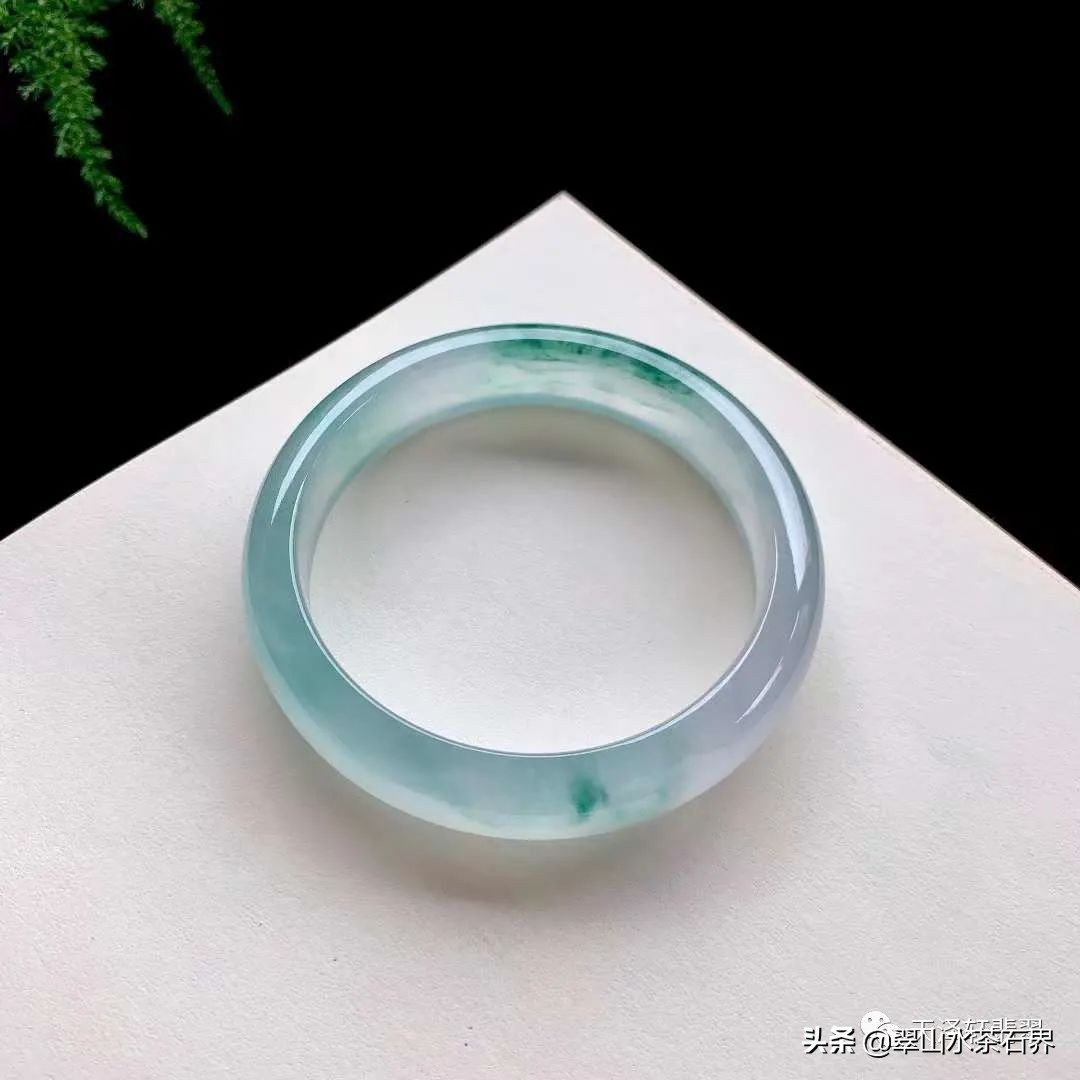 黑乌鸡翡翠手镯等级,翡翠手镯的种水八个等级及价格