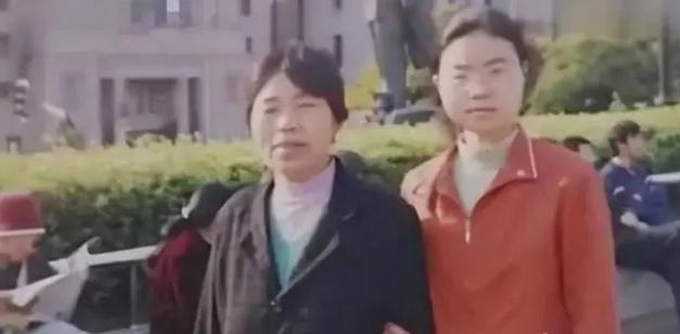 被挂上热搜的“*书禁**”事件：这样的原生家庭，究竟有多可怕？