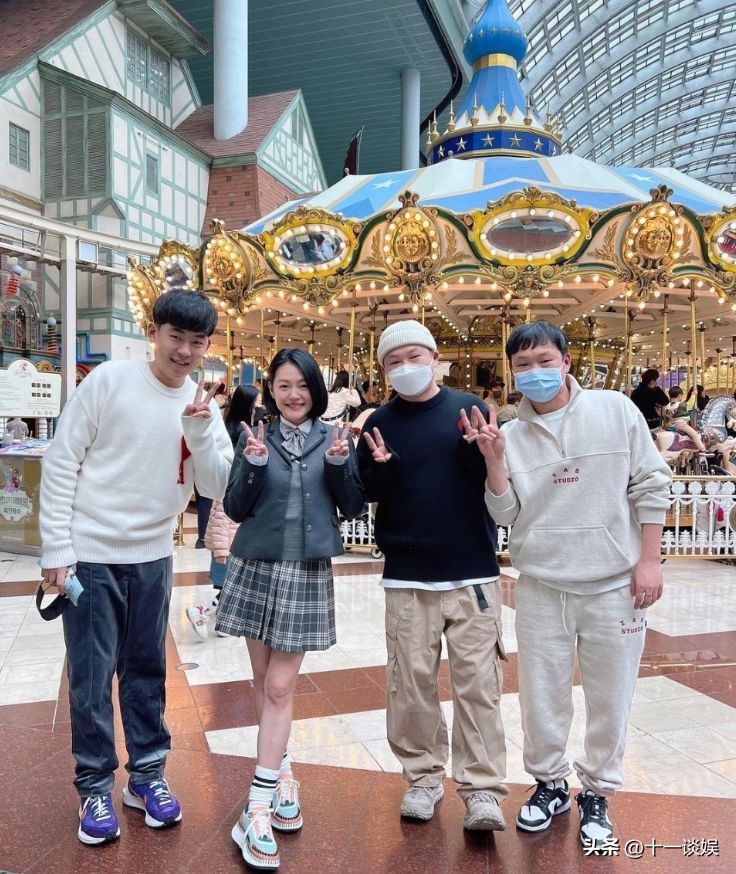 韩国街头偶遇小S，44岁穿高中校服坐旋转木马，被网友吐槽装嫩